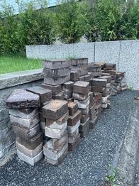 Två sorters stenar bortskänkes