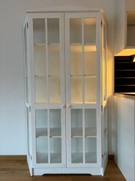 Vitrinskåp och bokhylla