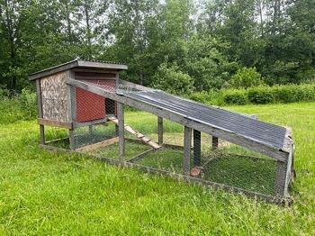 Bur med utegård och ramp