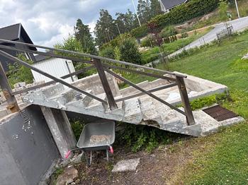 Tryckimpregnerad trall, Betongtrappa och betongblock bortskänkes
