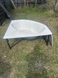 Bortskänkes Hörnbadkar vit med frontpanel