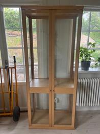 Vitrinskåp bortskänkes