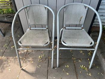 2 st metallstolar grå skänkes