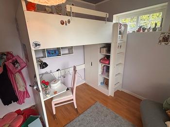Skänkes: IKEA loftsäng med skrivbord och förvaring