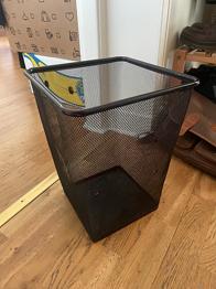 Bortskänkes IKEA papperskorg svart