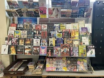 Tidningsställ/Bokställ skänkes