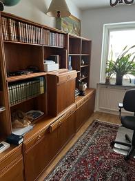 Bokhyllor med skåp skänkes