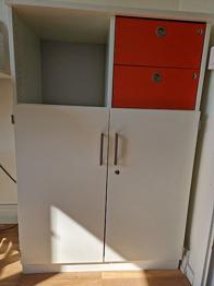 Låsbart kontorsskåp bortskänkes