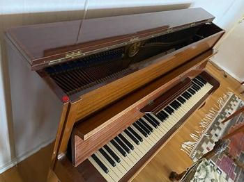 Piano akustiskt BORTSKÄNKES
