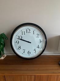 IKEA Väggklocka svart ram bortskänkes