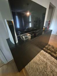 Stor svart skänk med skjutdörrar