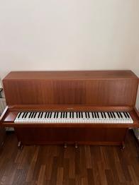 Akustiskt piano skänkes – hämtas av köparen