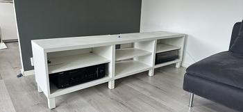 Ikea TV-bänk bortskänktes måste hämtas idag