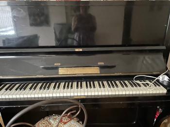 piano svenktillverkad. Bortskänks