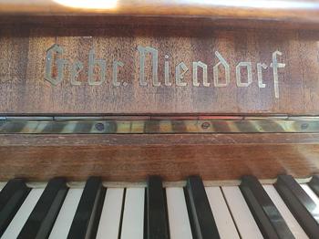 piano skänkes