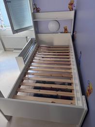 Bortskänkes: 90 cm barnsäng med 2 hyllor