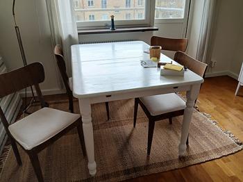 Bord och fyra stolar bortskänkes