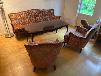 Soffgrupp med soffa, två fåtöljer och soffbord i trä, röd mönstrad klädsel