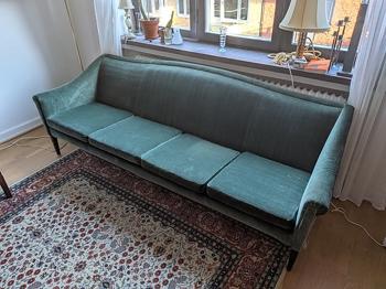 Grön sammetssoffa bortskänkes