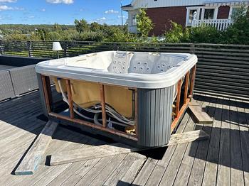 Spabad jacuzzi skal - frost skadat - skänkes mot hämtning