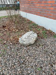 Två Stora naturstenar / trädgårdssten grå
