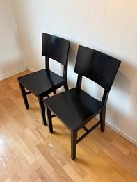 Bortskänkes: Kontors- och köksstolar, pall, skrivbord, garderob mm