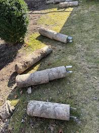 Betongfundament med metallfästen