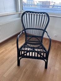 Bortskänkes: 1 svart rottingstol, renoveringsobjekt
