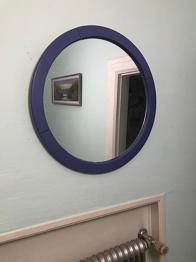 Rund spegel med blå ram / träram - BORTSKÄNKES