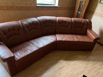 Brun skinnsoffa skänkes