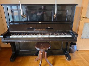 Piano med pianostol