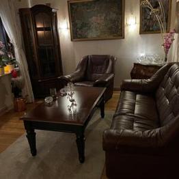 Soffa, fåtölj, bord, vitrinskåp