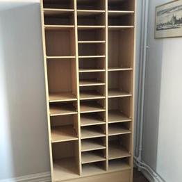 Hylla/bokhylla med uttagbara hyllplan