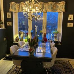 Gediget matbord målad i mörkblått