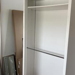 Skänkes komplett garderobssystem