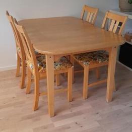 Matbord med 4 stolar