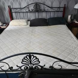 Fin säng med två Nattduksbord