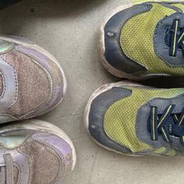 Två par blinkande skor (fungerande)