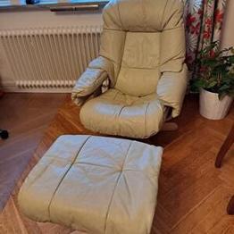Fåtölj med fotpall