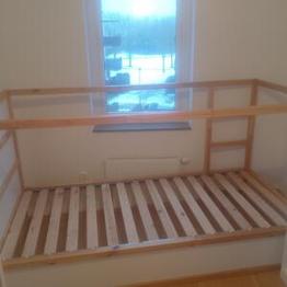 Barnsäng med madrass