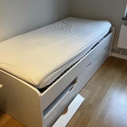 Säng madrasser förvaring