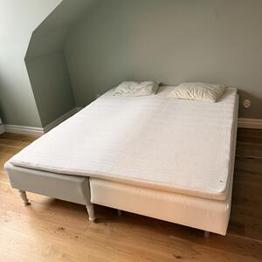Två sängar varav en ställbar säng bortskänskes