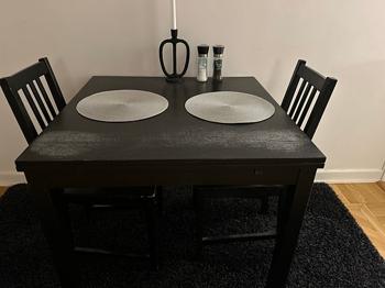 Utdragbart bord för fyra med två inkluderande stolar