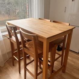 Barbord med fyra stolar