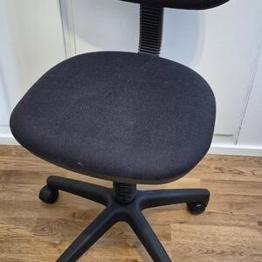 2 kontorsstolar skänkes