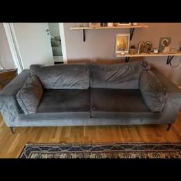 Grå soffa