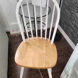 Matbord med sex fina stolar