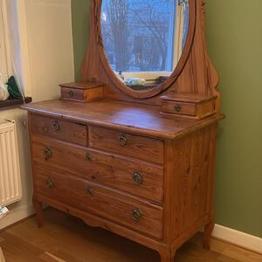 Sminkbord, teakstolar och bord, vintage Singer symaskin, vintage