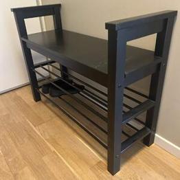 Skohylla med två hyllplan i svart