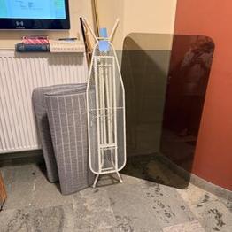 Strykbräda, designglas till matbordet, IKEA-lådor